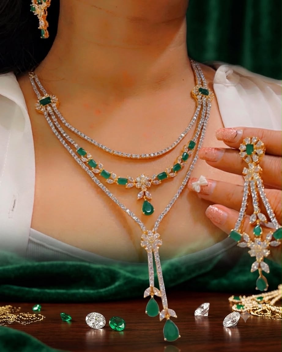 Multilayered Emerald Necklace in gold plating AJ38