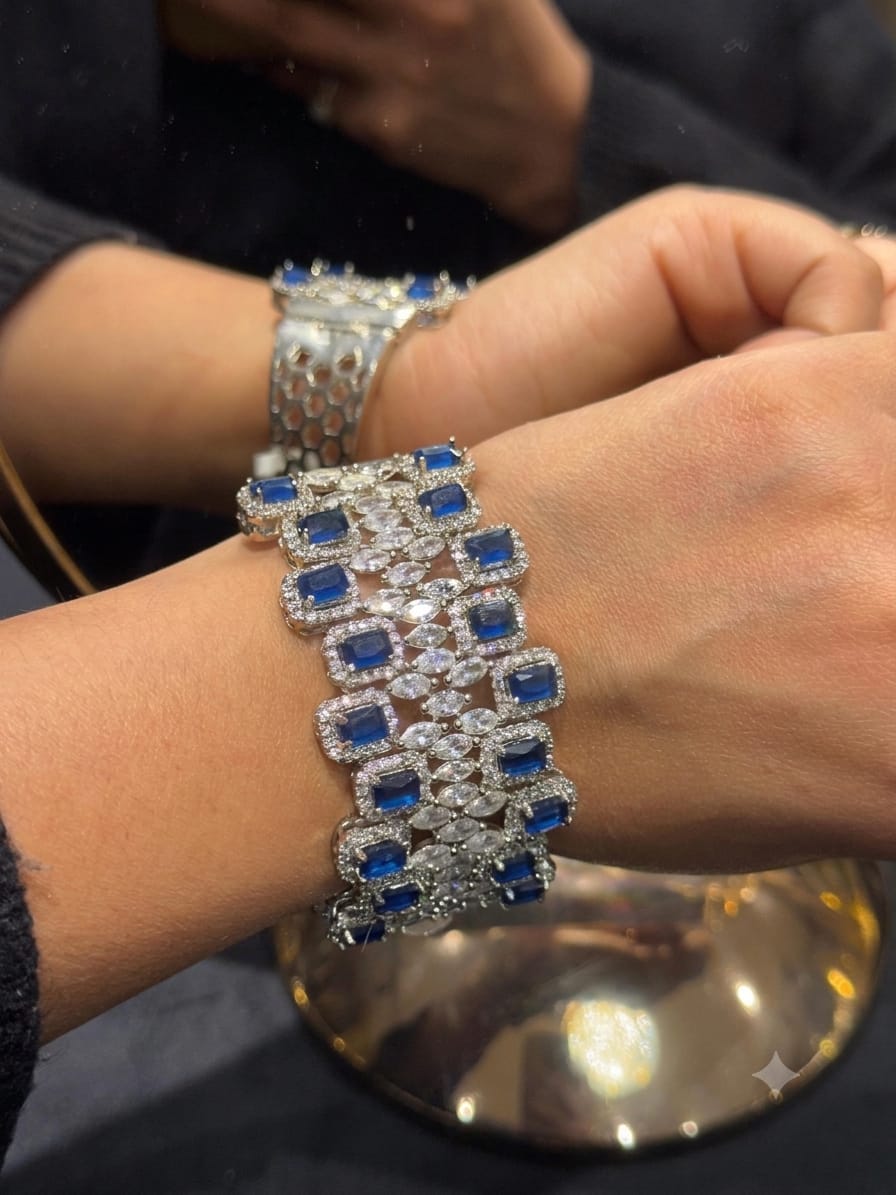 Harshita openable luxurious bracelet AJ40