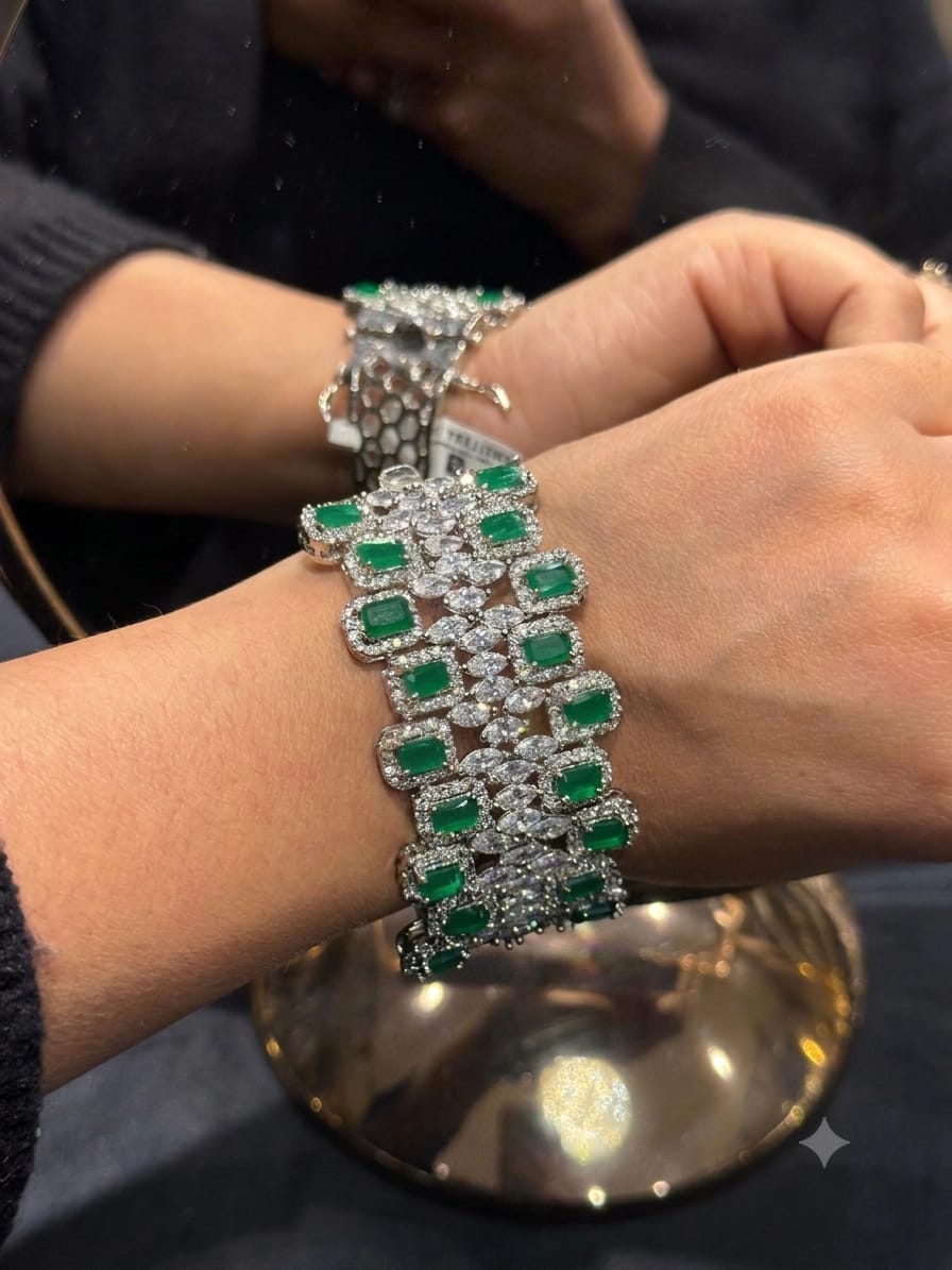 Harshita openable luxurious bracelet AJ40